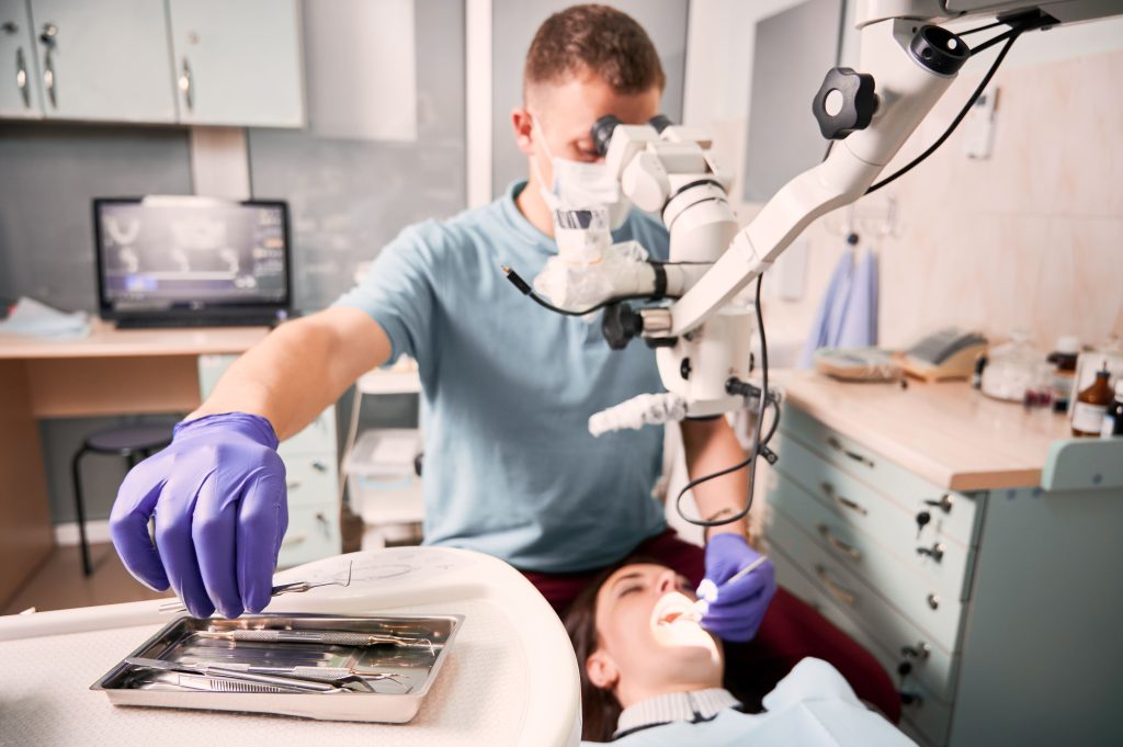 Преимущества использования микроскопа в стоматологии